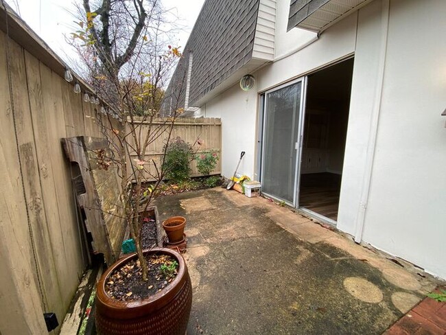 Building Photo - Large 2 Bed 2.5 Bath Apt in Green Hills - ...