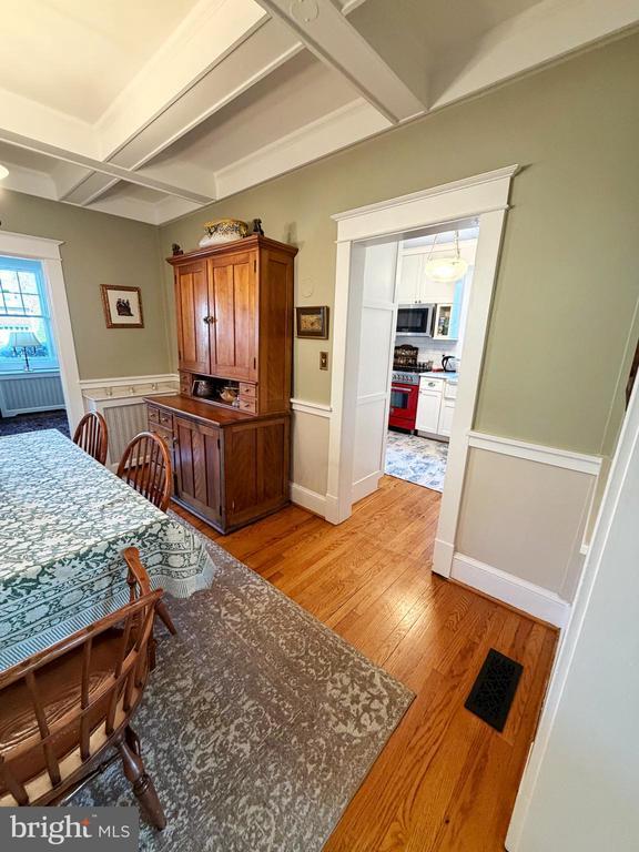 Building Photo - 12 W Oak St