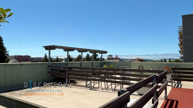 Building Photo - Stylish Uptown Condo in Prime Location