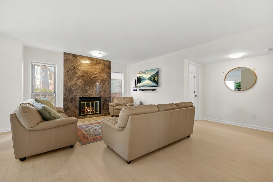 Building Photo - 1242 Weatherstone Dr NE