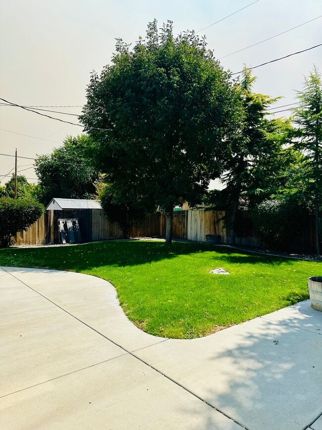 Building Photo - Charming 3 Bedroom Home