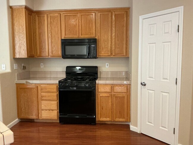 Building Photo - Four bedroom beauty