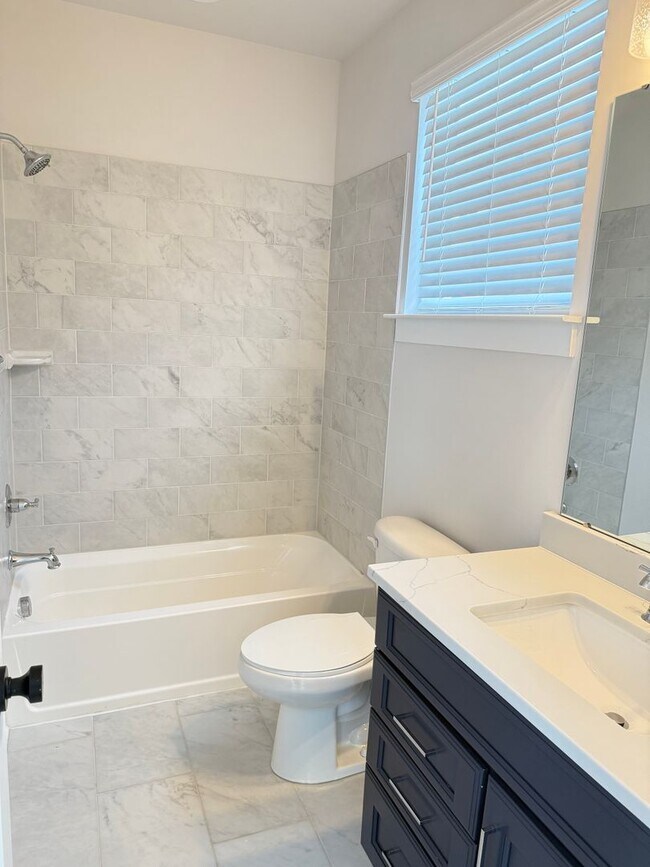 Building Photo - Spacious Modern End-Unit Davidson Townhome - Lake Davidson Access