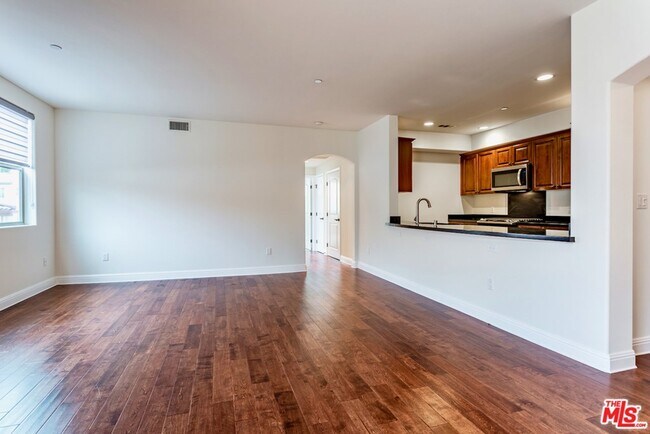 Building Photo - 5037 Rosewood Ave