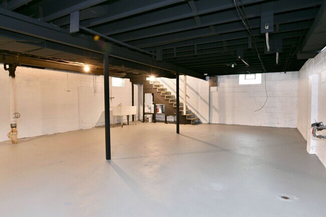 Building Photo - House for RENT in Girard!