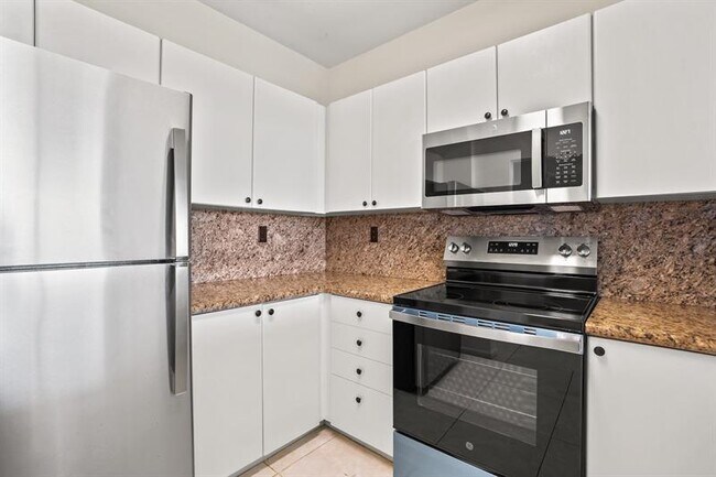 Building Photo - 3020 NE 32nd Ave
