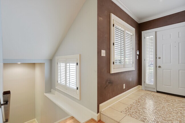 Building Photo - EXQUISITE VININGS/SMYRNA 3B/3.5BA W/ ELEVA...
