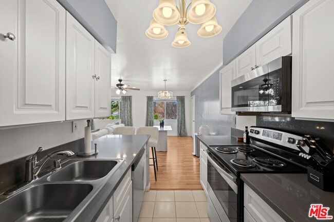 Building Photo - 12801 Moorpark St