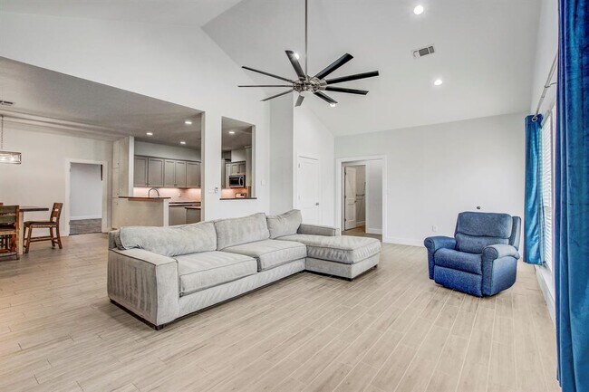 Building Photo - 109 Les Ln