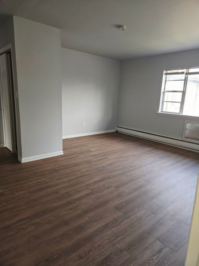 Building Photo - 2 bedroom, 1 bathroom