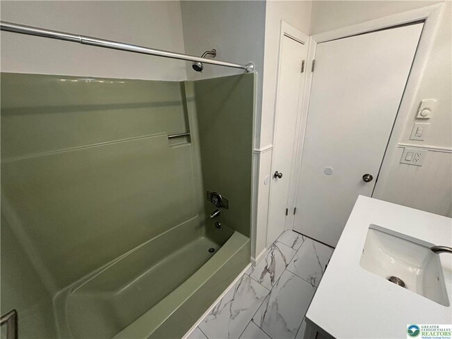 Building Photo - 616 Banks St