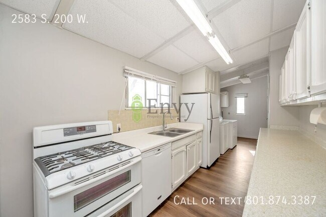 Building Photo - 2583 S 200 W