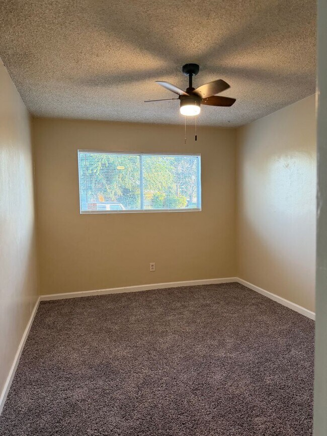 Building Photo - Affordable 3 BD 2 BA house in SW Bakersfield on a corner lot
