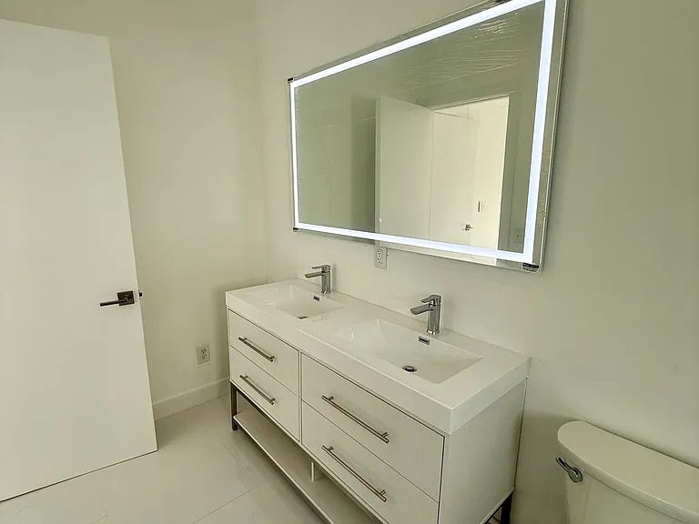 Building Photo - 340 NE 125th St