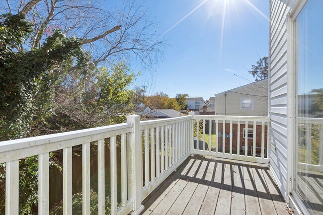 Building Photo - Chic's Beach Updated Rental!