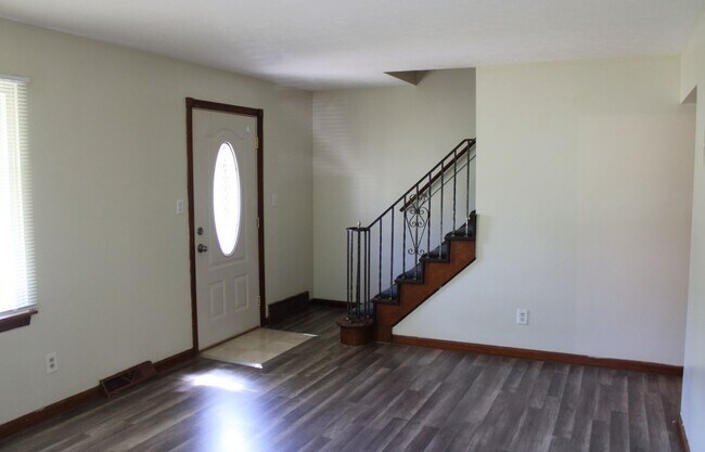 Building Photo - 4 bedroom/1 Bath Single Home!