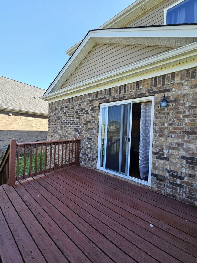 Building Photo - Great Home With Garage Parking Near Downto...
