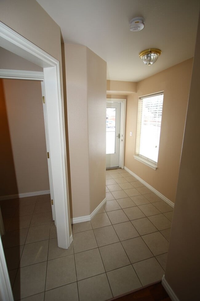 Building Photo - 3 Bedroom Condo!