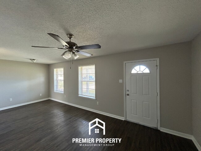 Building Photo - Spacious 3BR/2BA Home in Walls, MS | Brick Fireplace & Large Fenced Backyard