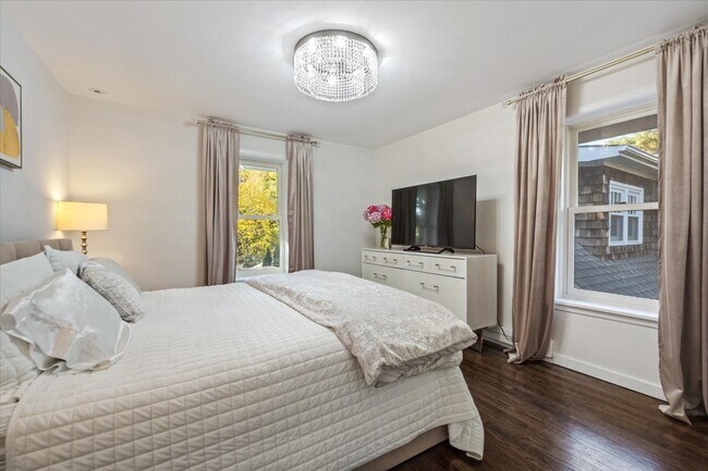 Building Photo - 606 Barton Ave