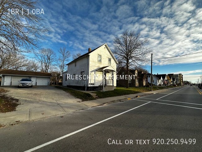 Building Photo - Recently Remodeled 1 Bedroom Upper Duplex ...