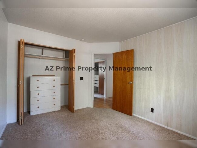 Building Photo - 5383 Glenwood Ln