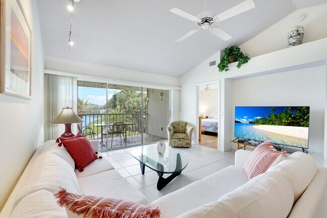 Building Photo - Furnished 2BR + Den Condo in Sapphire Lake...