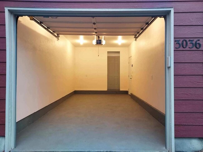 Building Photo - Central 2 bed 1.5 bath Townhouse