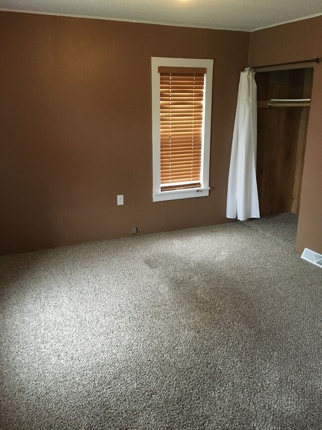 Building Photo - 3 Bed 1 Bath with Double Stall Garage