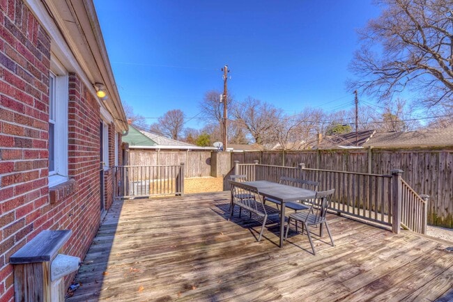Building Photo - Beautifully renovated duplex in High Point Terrace!