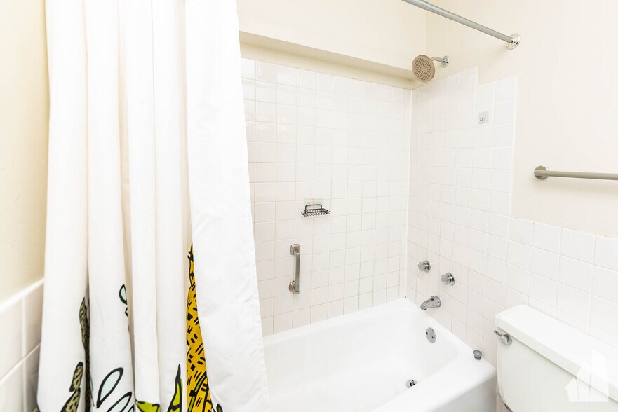 Building Photo - 5455 N Sheridan Rd