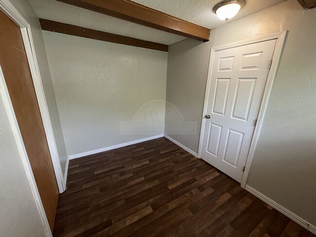 Building Photo - 601 Sutton Dr