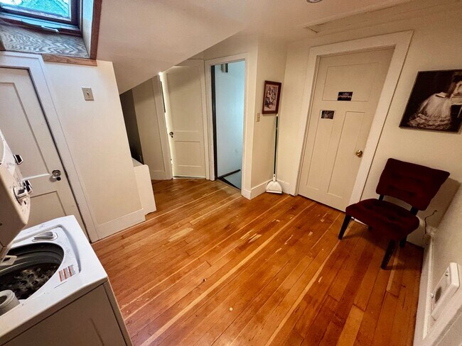 Building Photo - 202 E 7th St