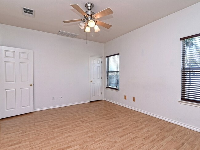 Building Photo - 105 Pecanwood N