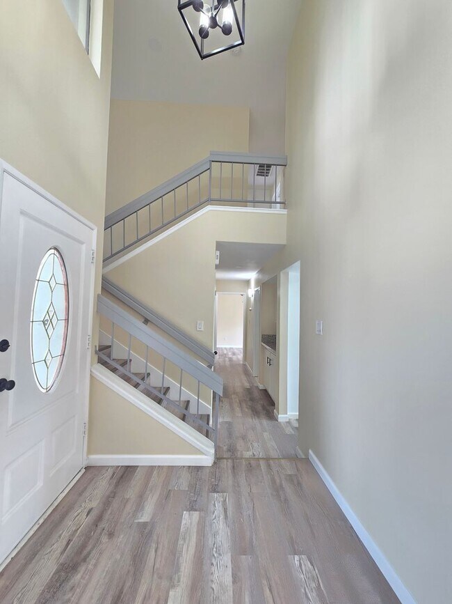 Building Photo - Pool Home – 3 Bed | 3 Bath | 1,625 Sq Ft