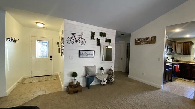 Building Photo - Gorgeous 3 Bedroom, 2 Bathroom Home in Woodridge Estates