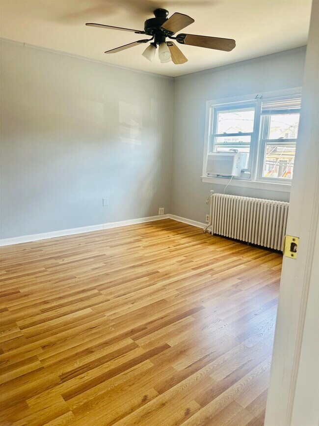 Building Photo - 821 Roosevelt Ave