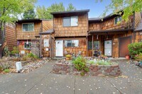 Building Photo - Beautiful 2-bedroom, 1.5-bath Townhome in the heart of Rohnert Park