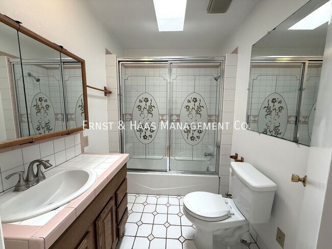 Building Photo - 4723 Blackthorne Ave