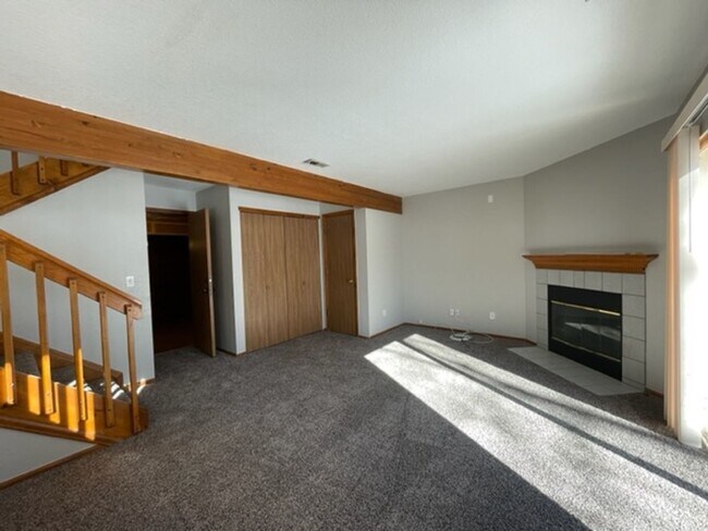 Building Photo - Stratford Lake 4-Level
