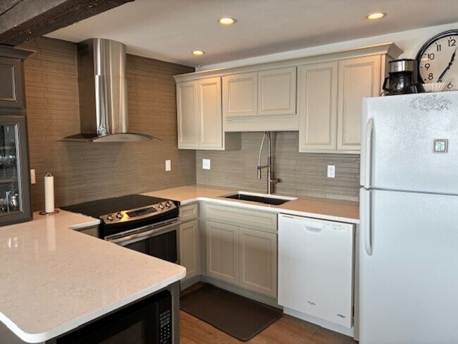 Building Photo - 900 Meadow Creek Dr