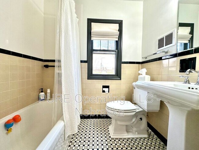 Building Photo - 4928 Happy Hollow Blvd