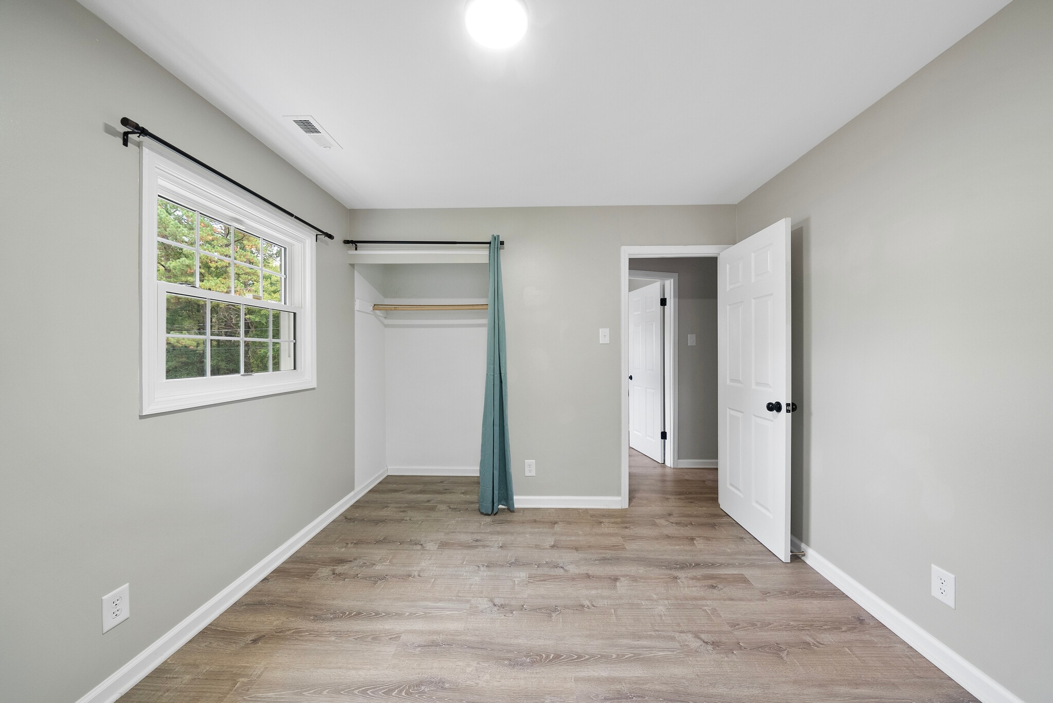 Primary bedroom - 2910 Driftwood Dr