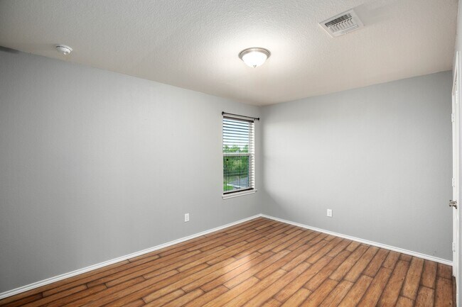 Building Photo - Large Two Story Home Only Minutes From Aus...