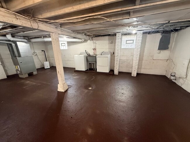 Building Photo - Four bedroom one bathroom home for rent