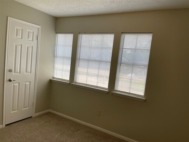 Building Photo - 3118 Redcliff Dr