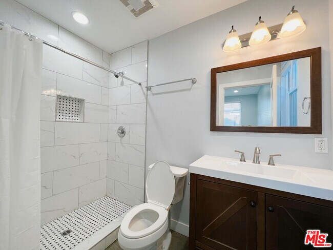 Building Photo - 2641 S Budlong Ave