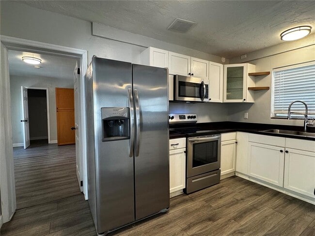 Building Photo - 2624 Sunnybrook Dr