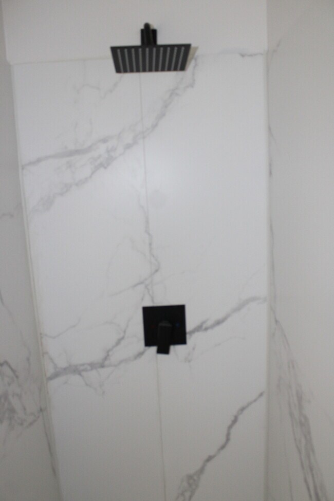 Building Photo - Spacious and inviting 5-bedroom, 2.5-bath home located in Kansas City, MO