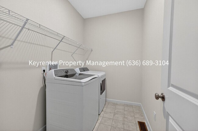 Building Photo - 825 Cedarwood Dr